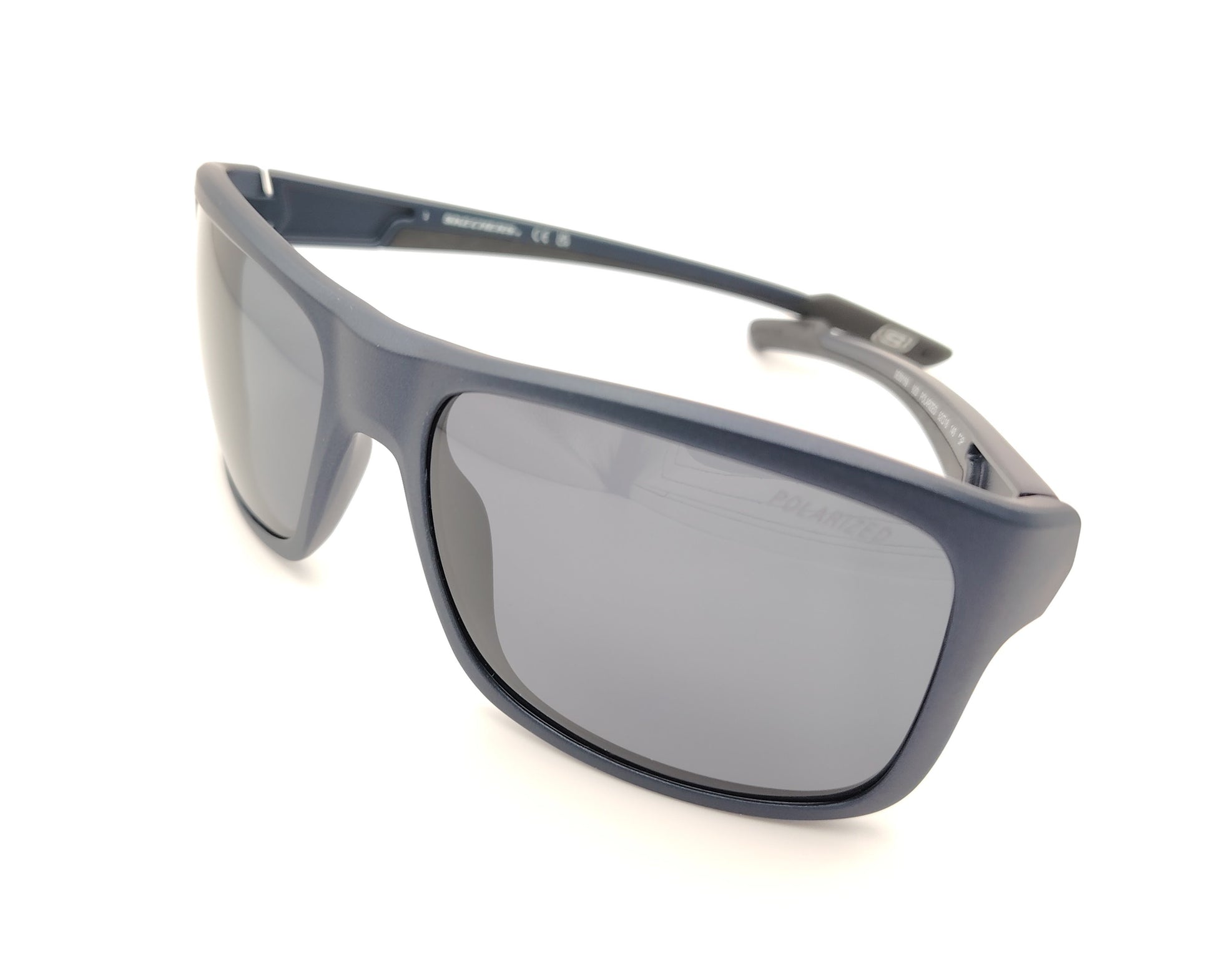 gafas de sol skechers polarizadas con montura azul mate y lentes oscuras
