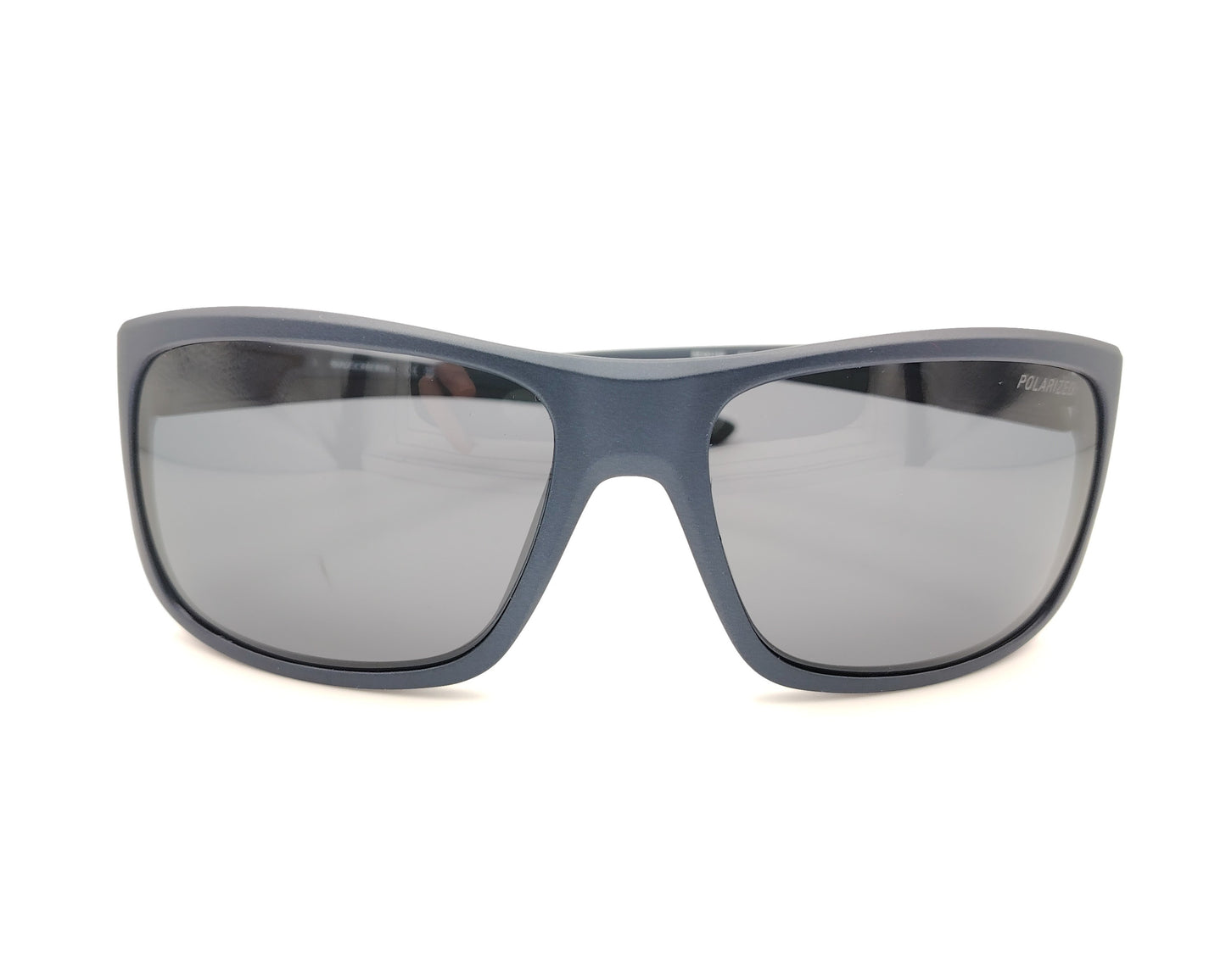 gafas de sol skechers polarizadas con montura azul mate y lentes oscuras