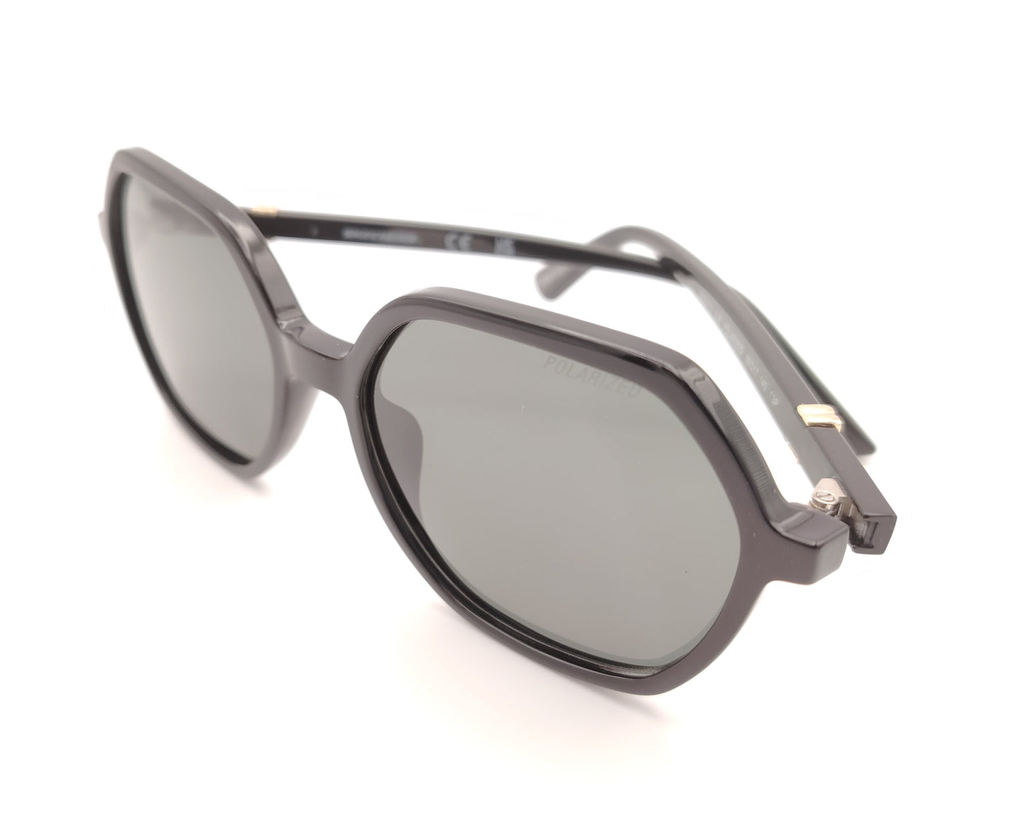 gafas de sol skechers negras con forma geométrica y lentes polarizadas grises