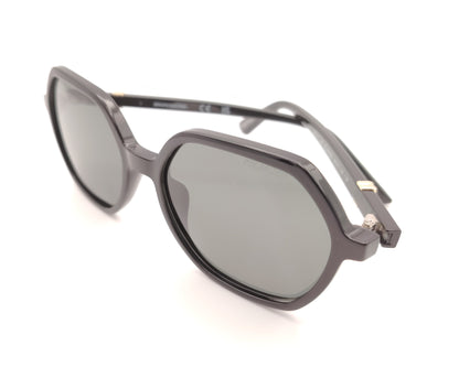 gafas de sol skechers negras con forma geométrica y lentes polarizadas grises