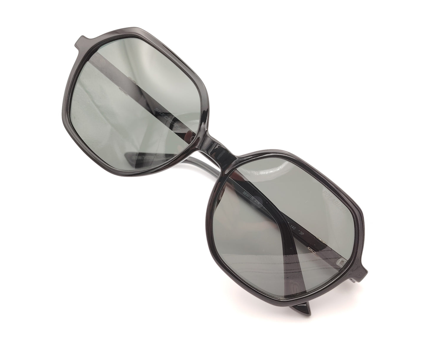 gafas de sol skechers negras con forma geométrica y lentes polarizadas grises