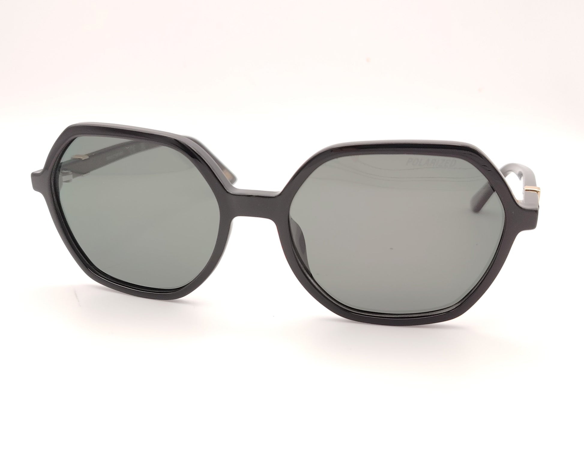 gafas de sol skechers negras con forma geométrica y lentes polarizadas grises