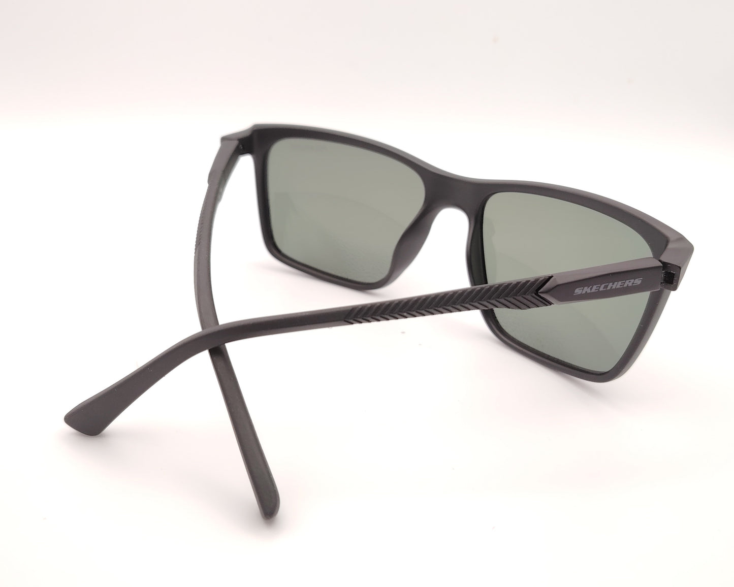gafas de sol skechers envolventes negras con lentes polarizadas oscuras