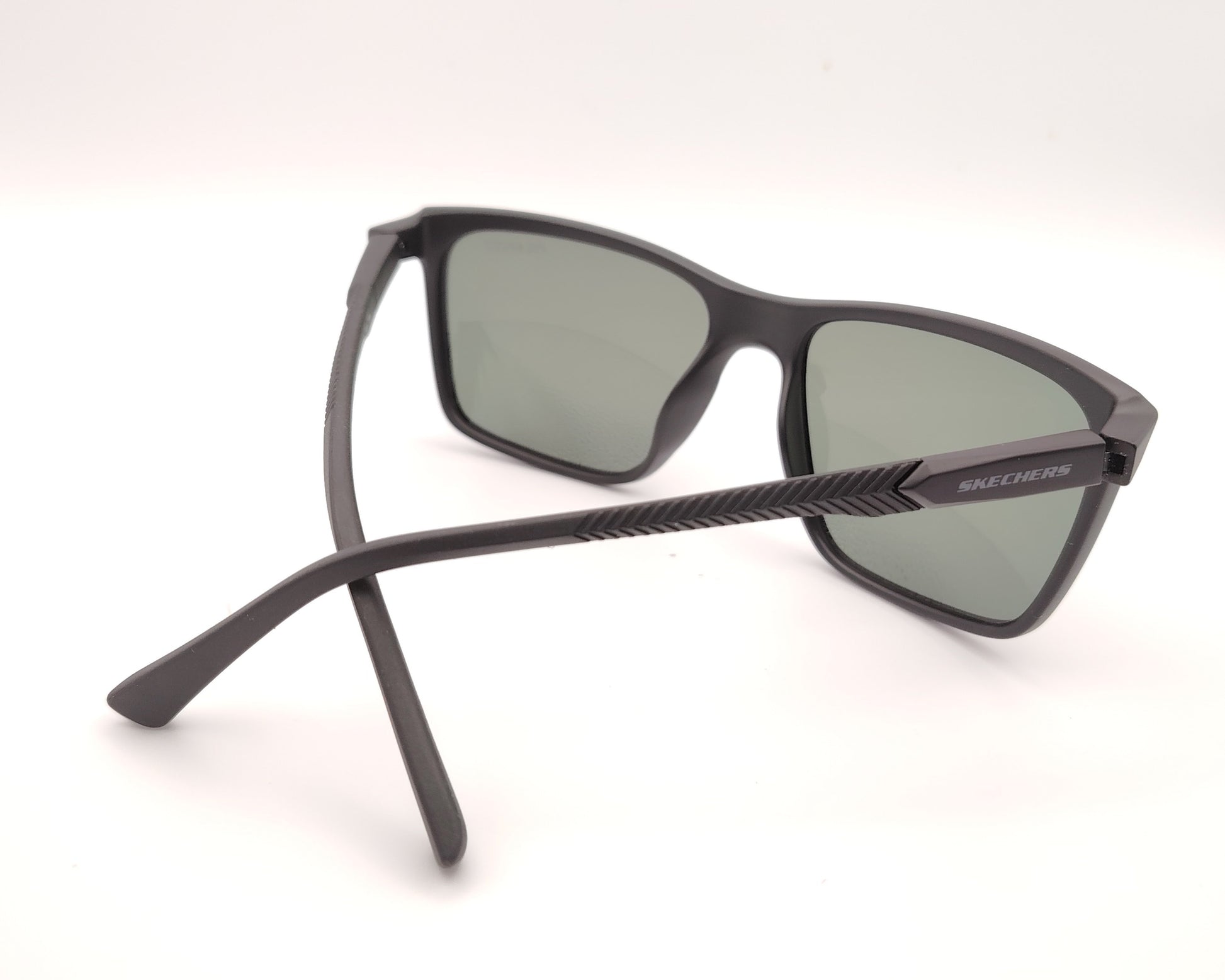 gafas de sol skechers envolventes negras con lentes polarizadas oscuras