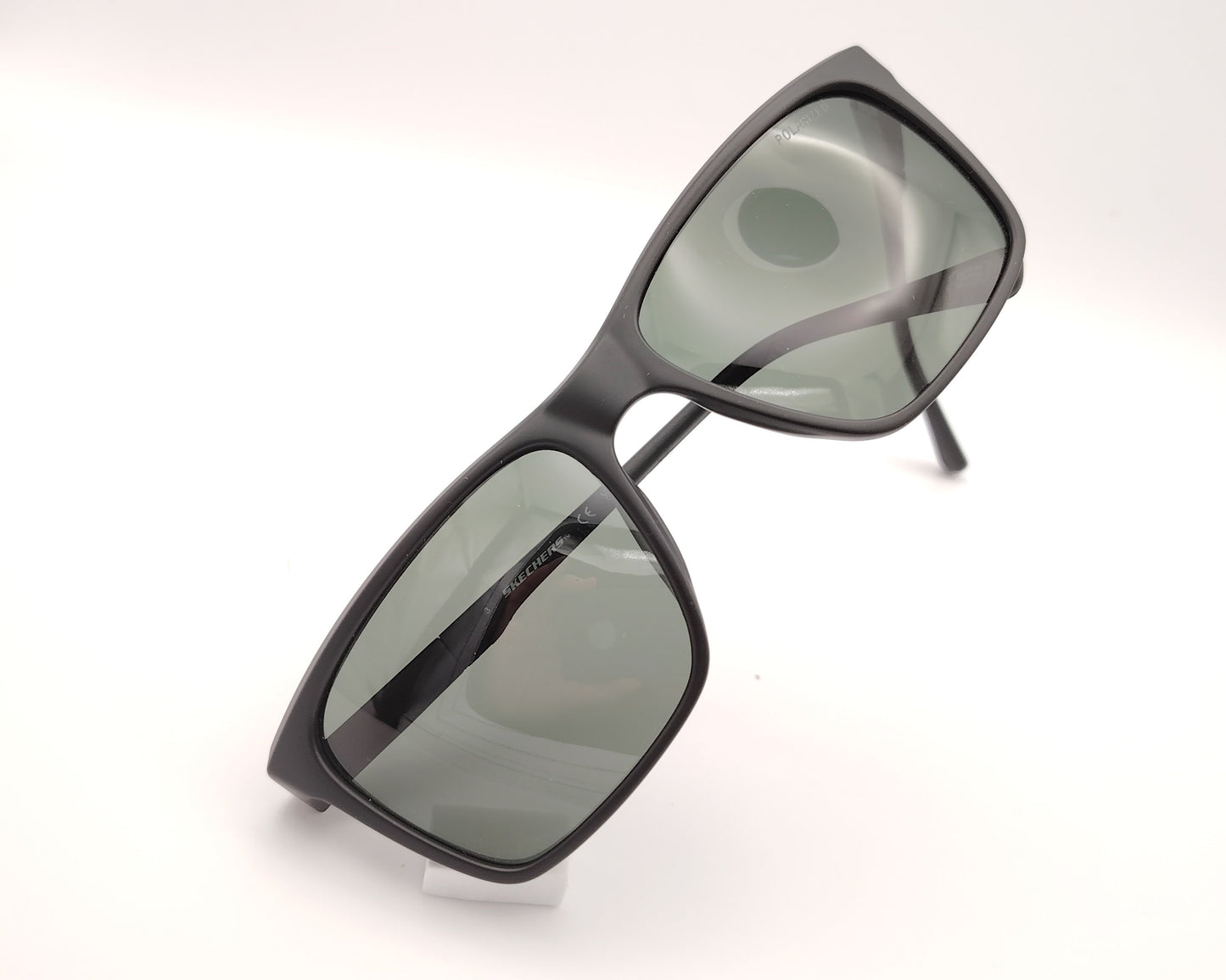 gafas de sol skechers envolventes negras con lentes polarizadas oscuras