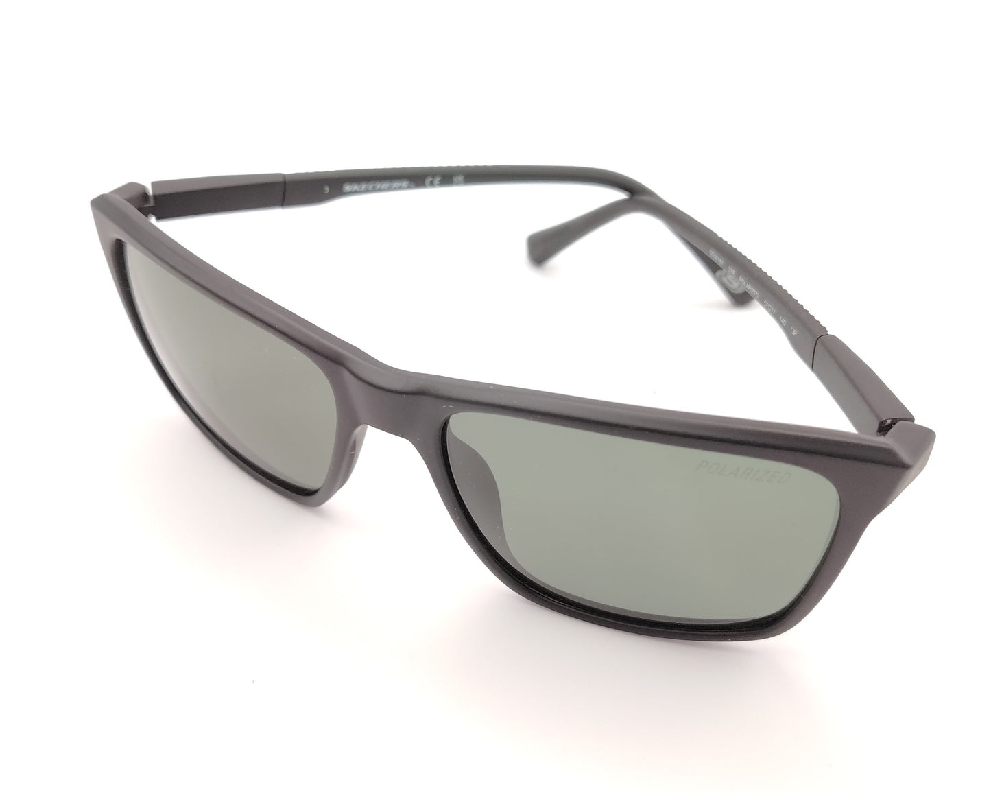 gafas de sol skechers envolventes negras con lentes polarizadas oscuras