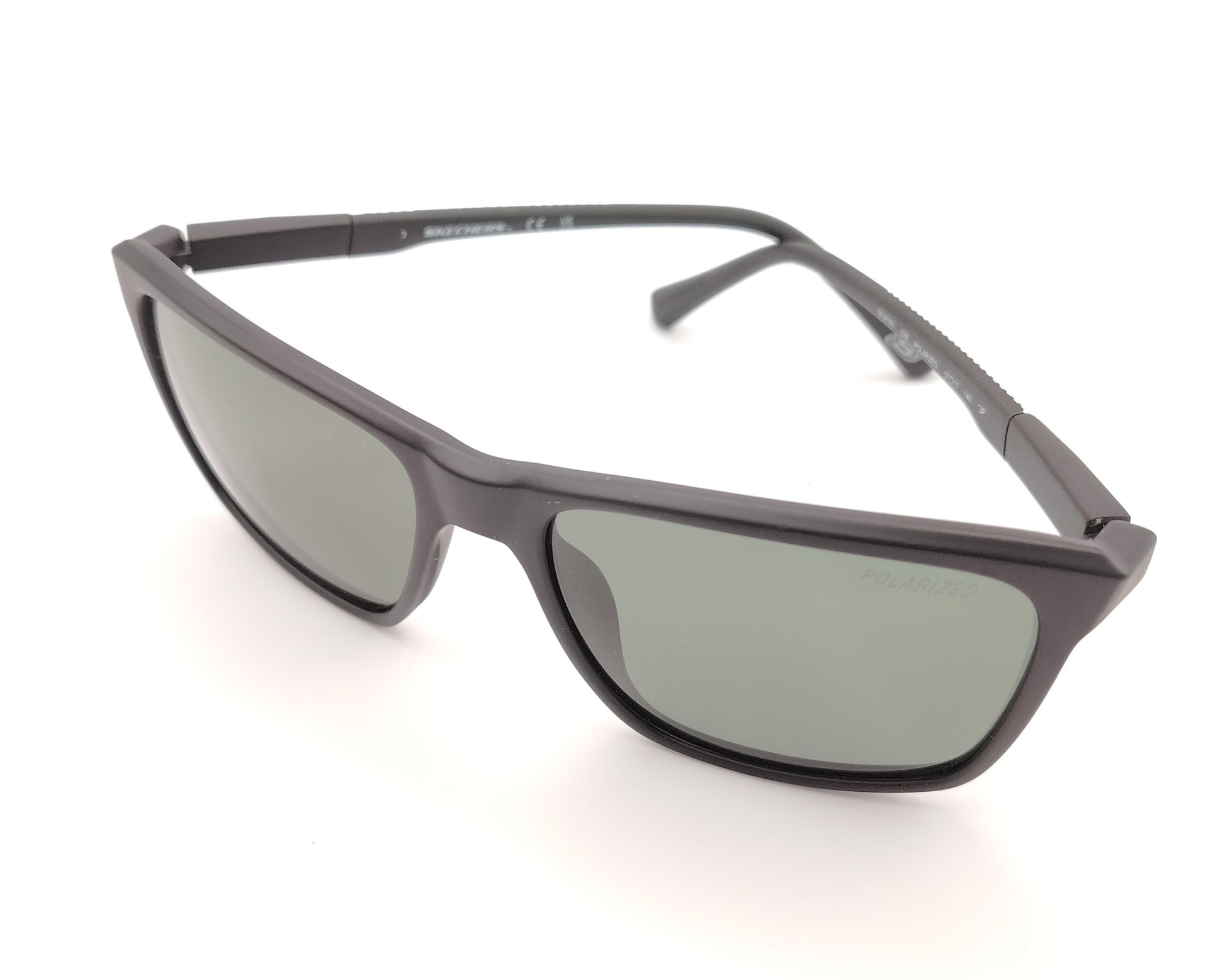 gafas de sol skechers envolventes negras con lentes polarizadas oscuras