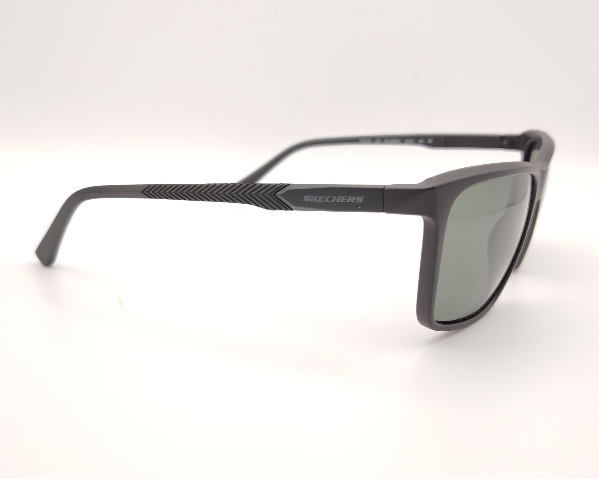 gafas de sol skechers envolventes negras con lentes polarizadas oscuras