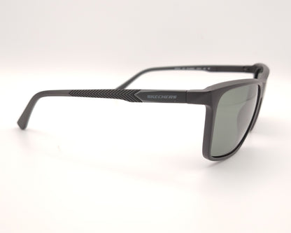 gafas de sol skechers envolventes negras con lentes polarizadas oscuras