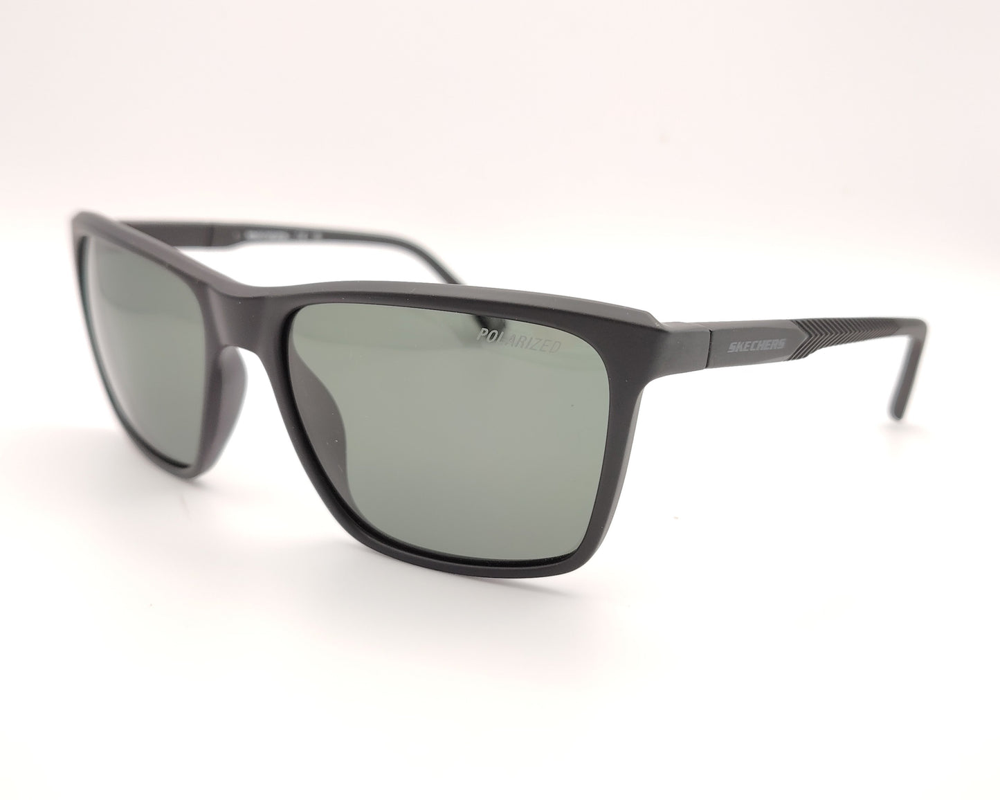 gafas de sol skechers envolventes negras con lentes polarizadas oscuras