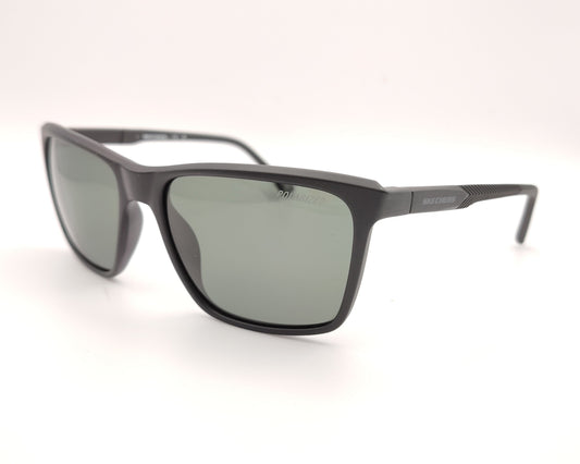 gafas de sol skechers envolventes negras con lentes polarizadas oscuras