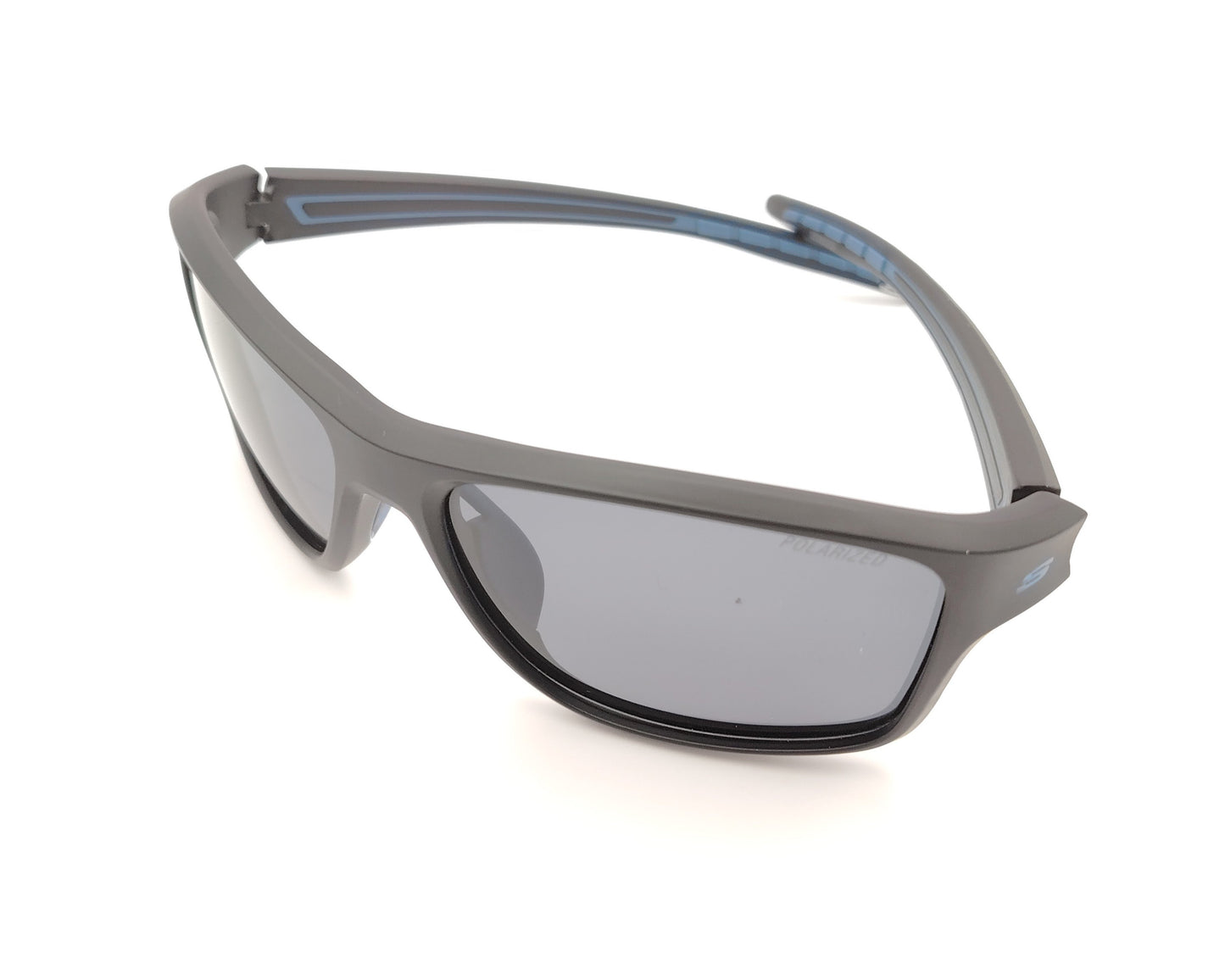 gafas de sol skechers envolventes negras con detalles azules y lentes polarizadas oscuras