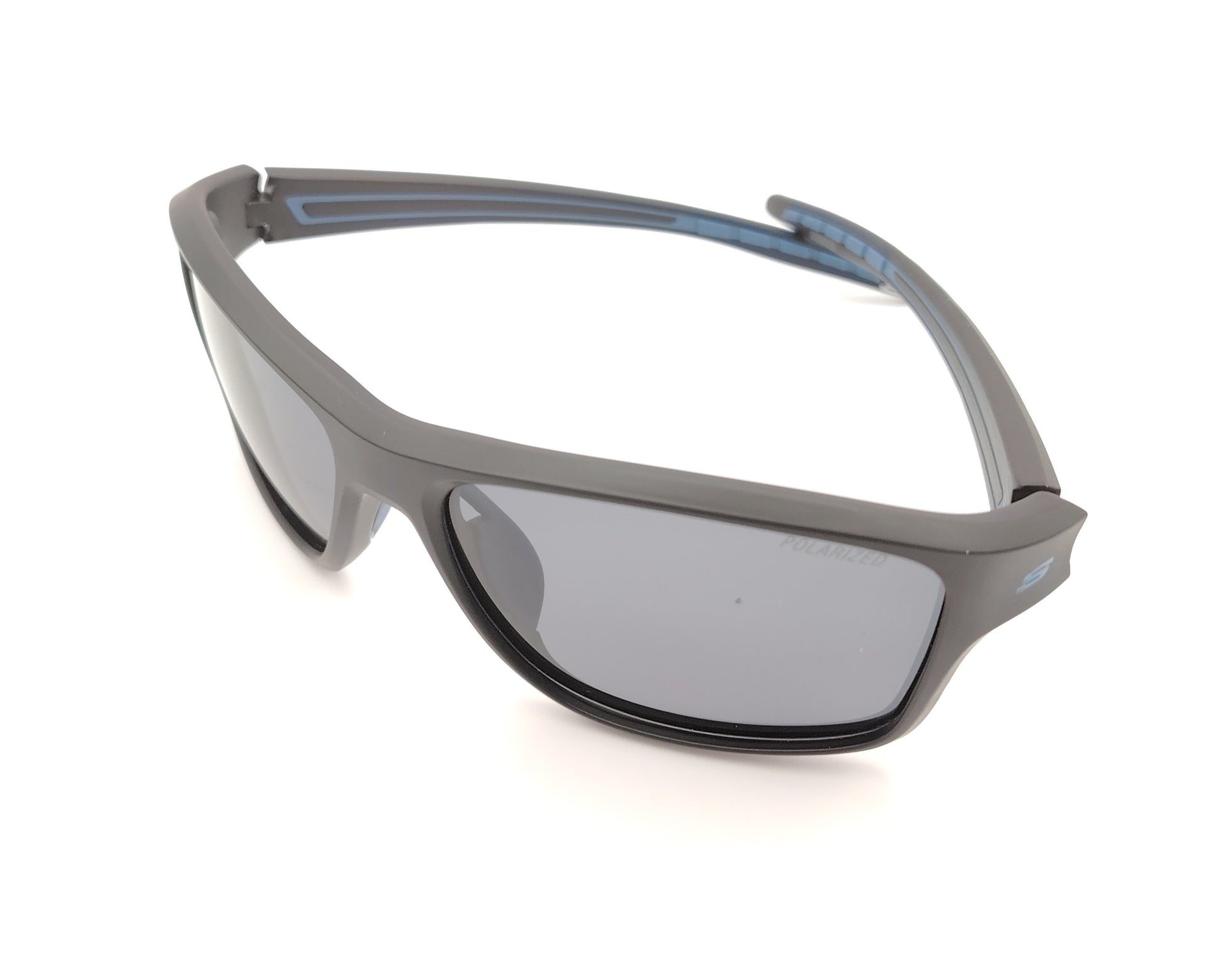 gafas de sol skechers envolventes negras con detalles azules y lentes polarizadas oscuras