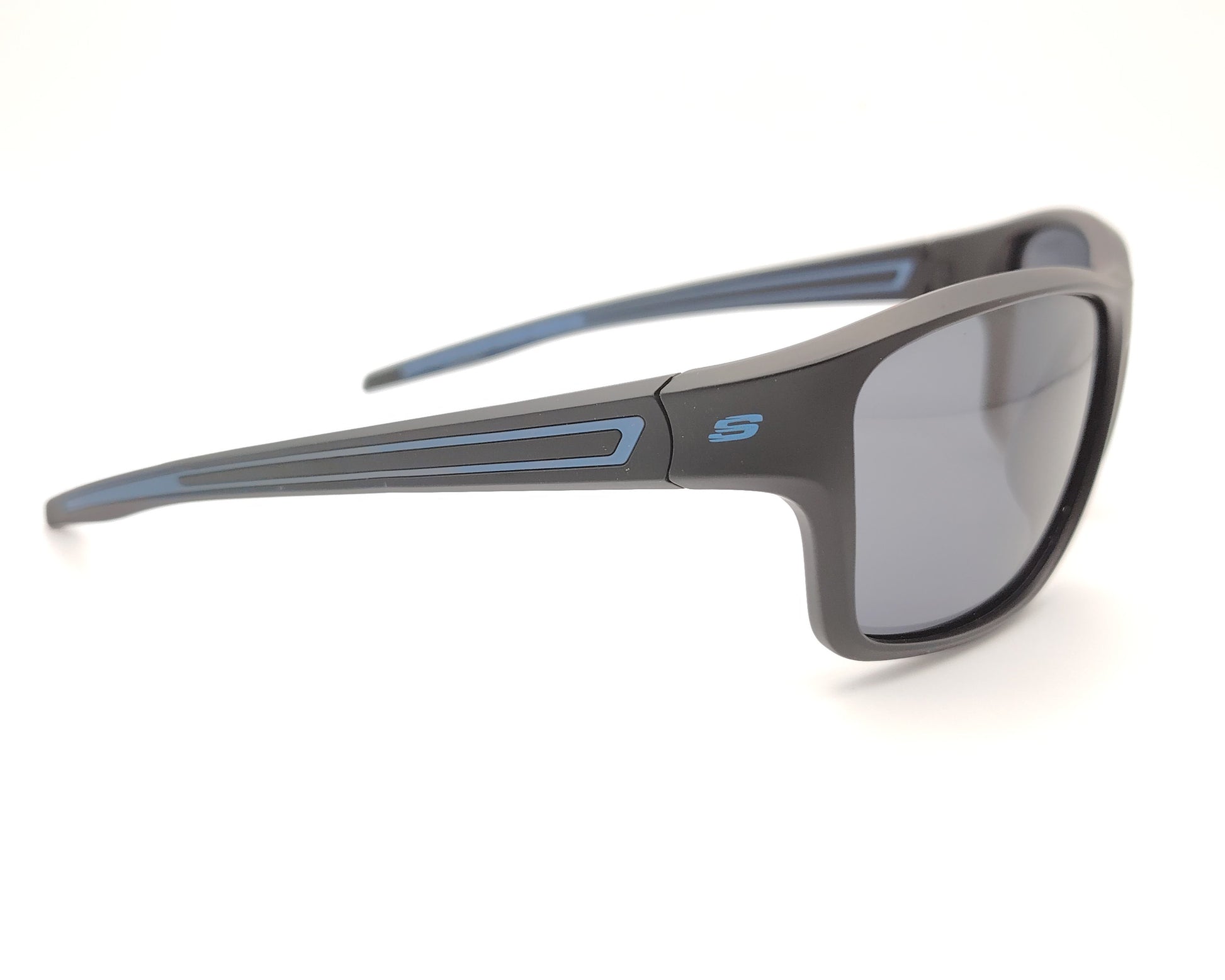 gafas de sol skechers envolventes negras con detalles azules y lentes polarizadas oscuras