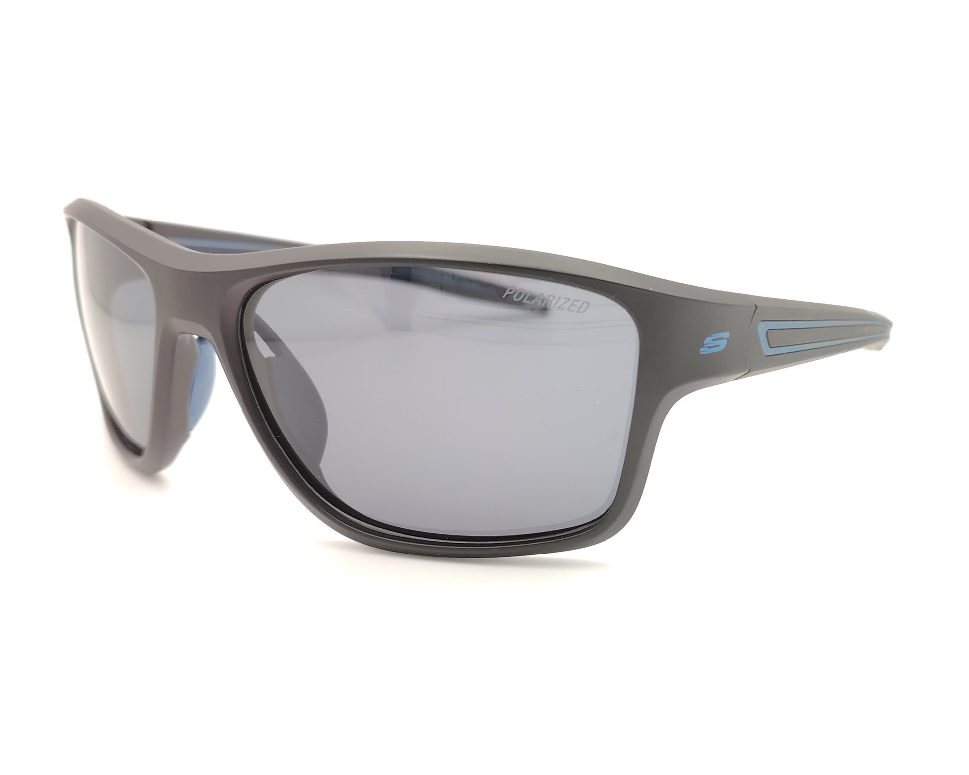 gafas de sol skechers envolventes negras con detalles azules y lentes polarizadas oscuras