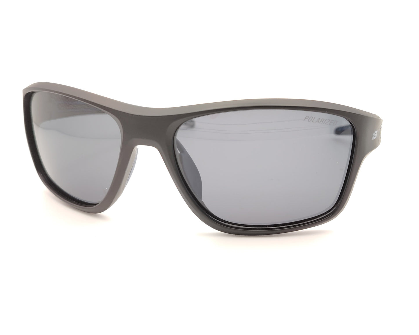 gafas de sol skechers envolventes negras con detalles azules y lentes polarizadas oscuras