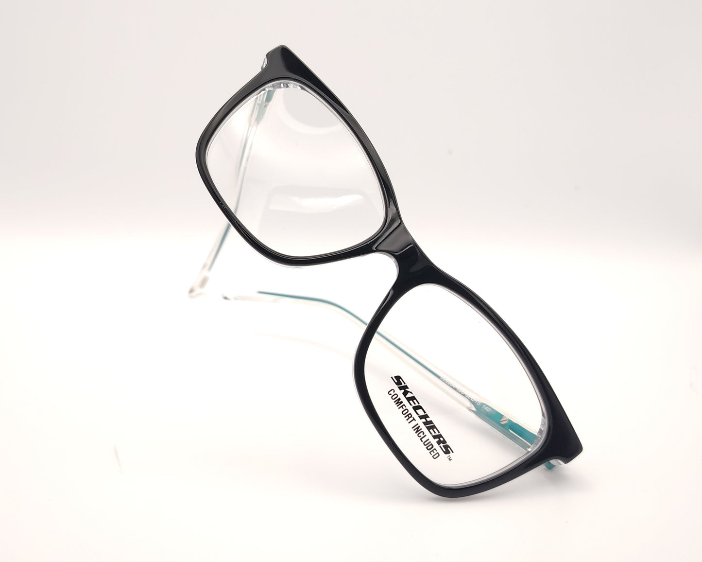 gafas graduadas skechers infantiles negras con varillas transparentes y detalles azules