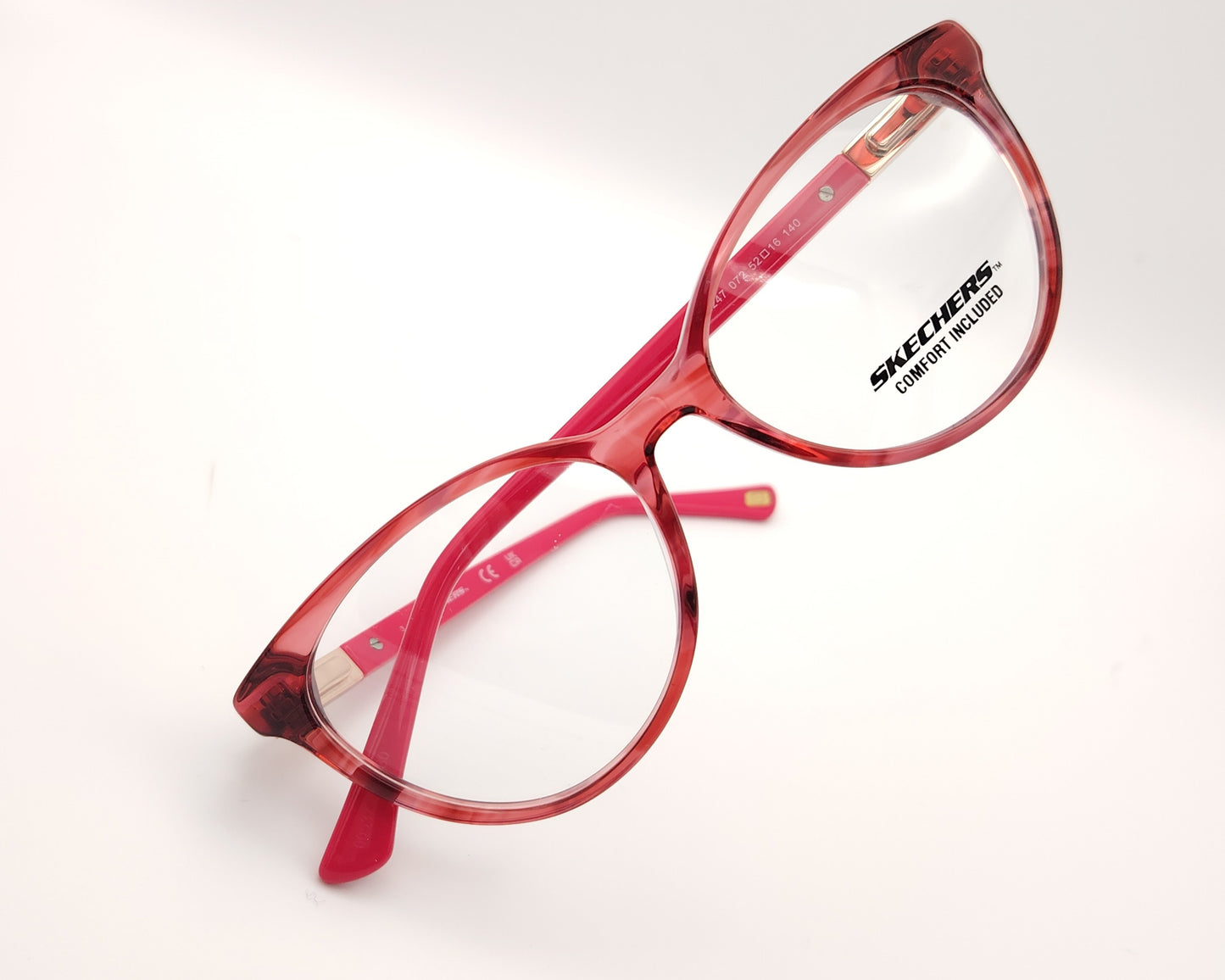 gafas graduadas skechers infantiles rojas translúcidas con varillas rosas