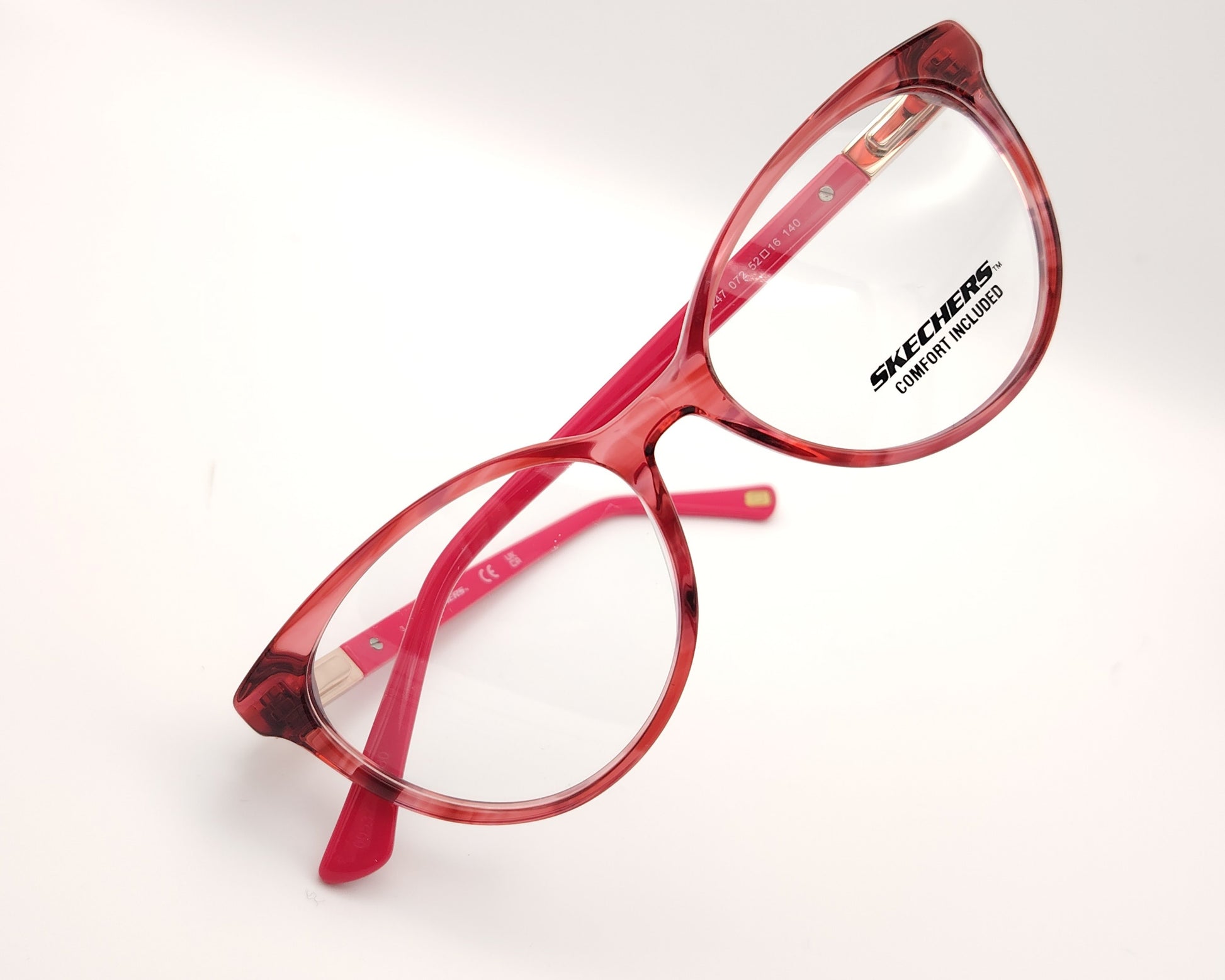 gafas graduadas skechers infantiles rojas translúcidas con varillas rosas
