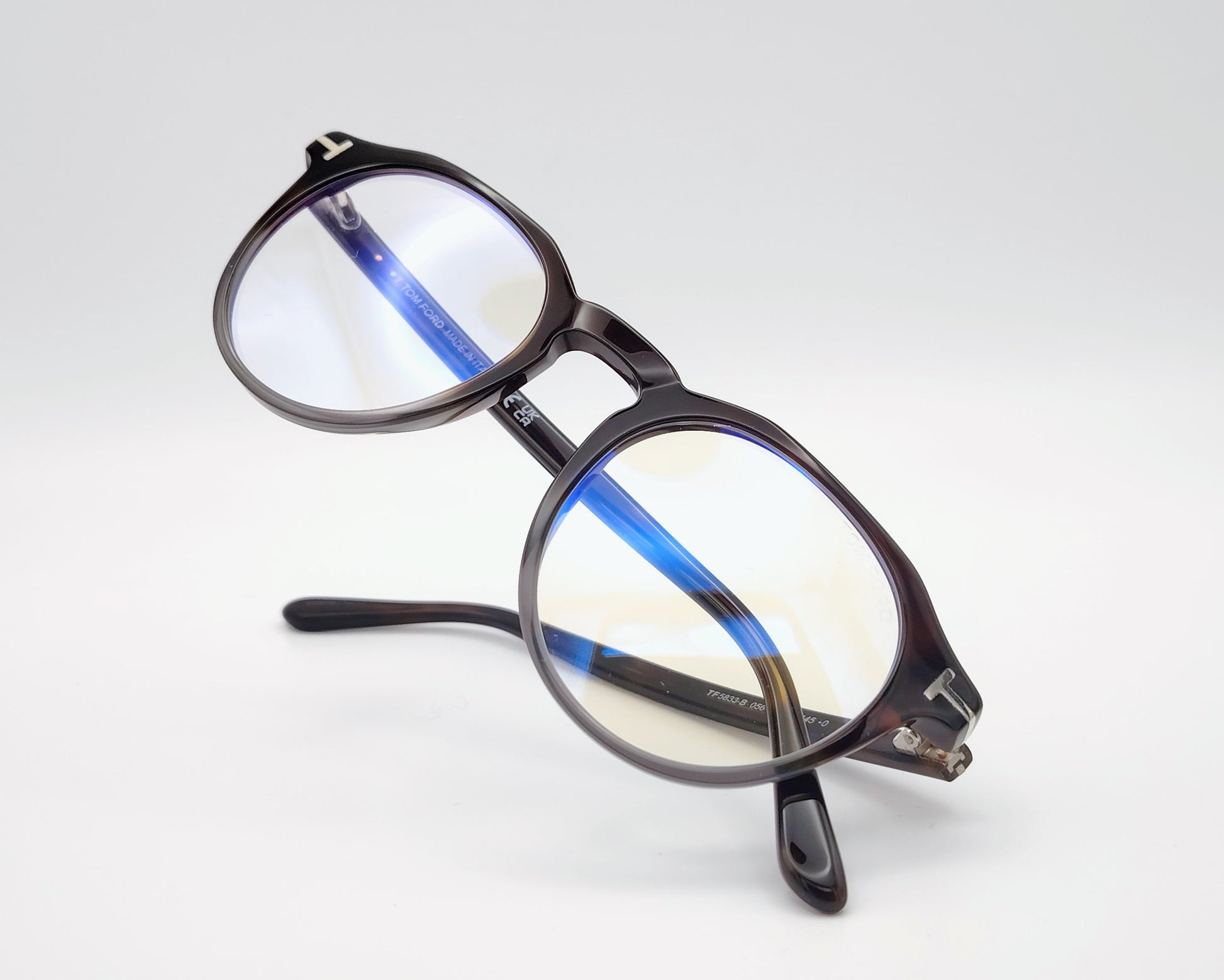 tom ford tf5833b 056 gafas graduadas montura redonda de acetato marrón y gris translúcido, detalle metálico en forma de t en las varillas