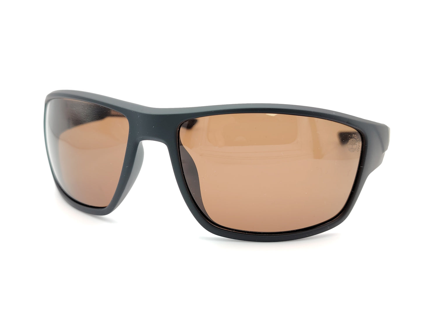 gafas de sol negras mate polarizadas con lentes marron y diseño deportivo envolvente