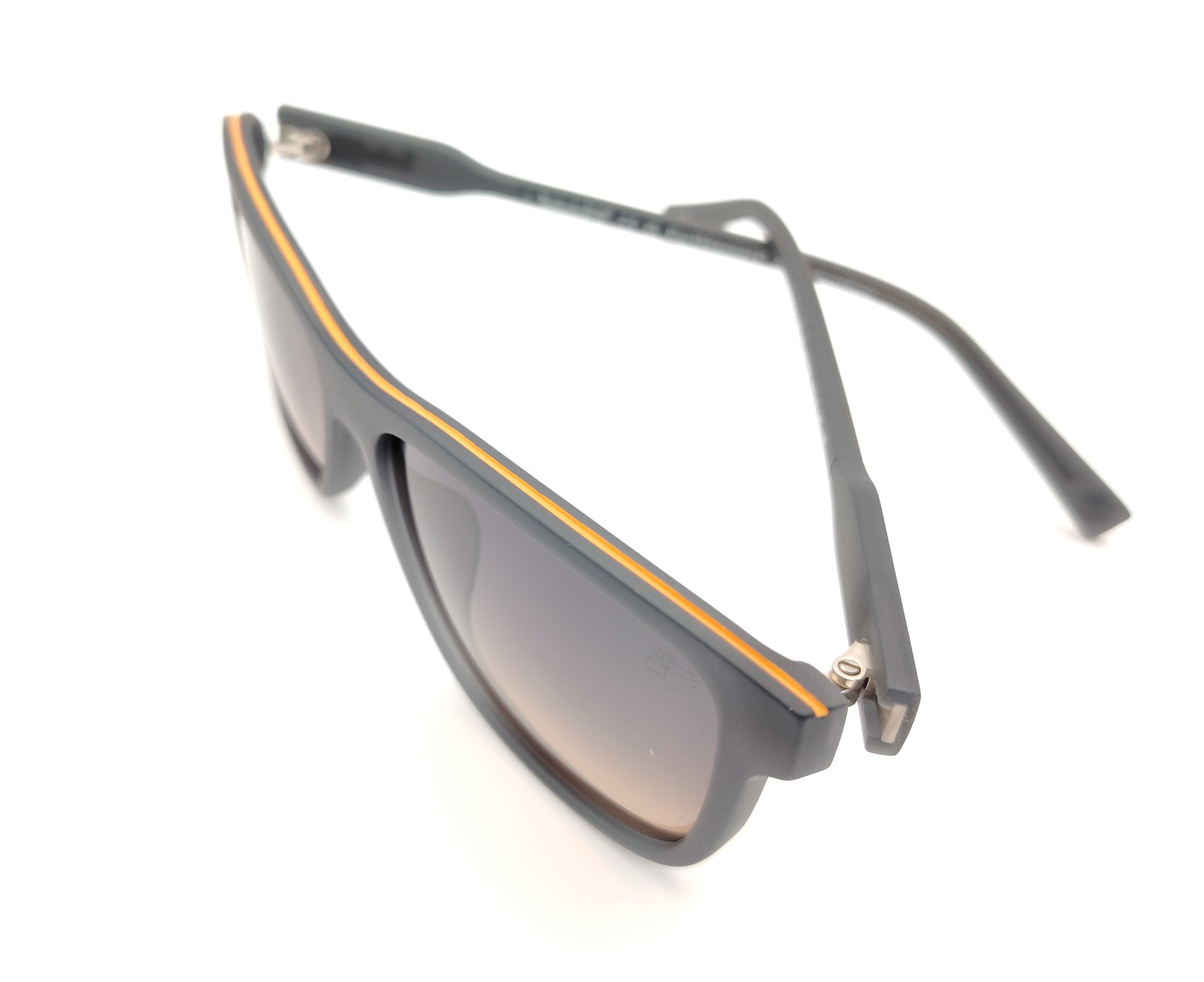 gafas de sol gris mate polarizadas con lentes marron degradado y detalle naranja en varillas