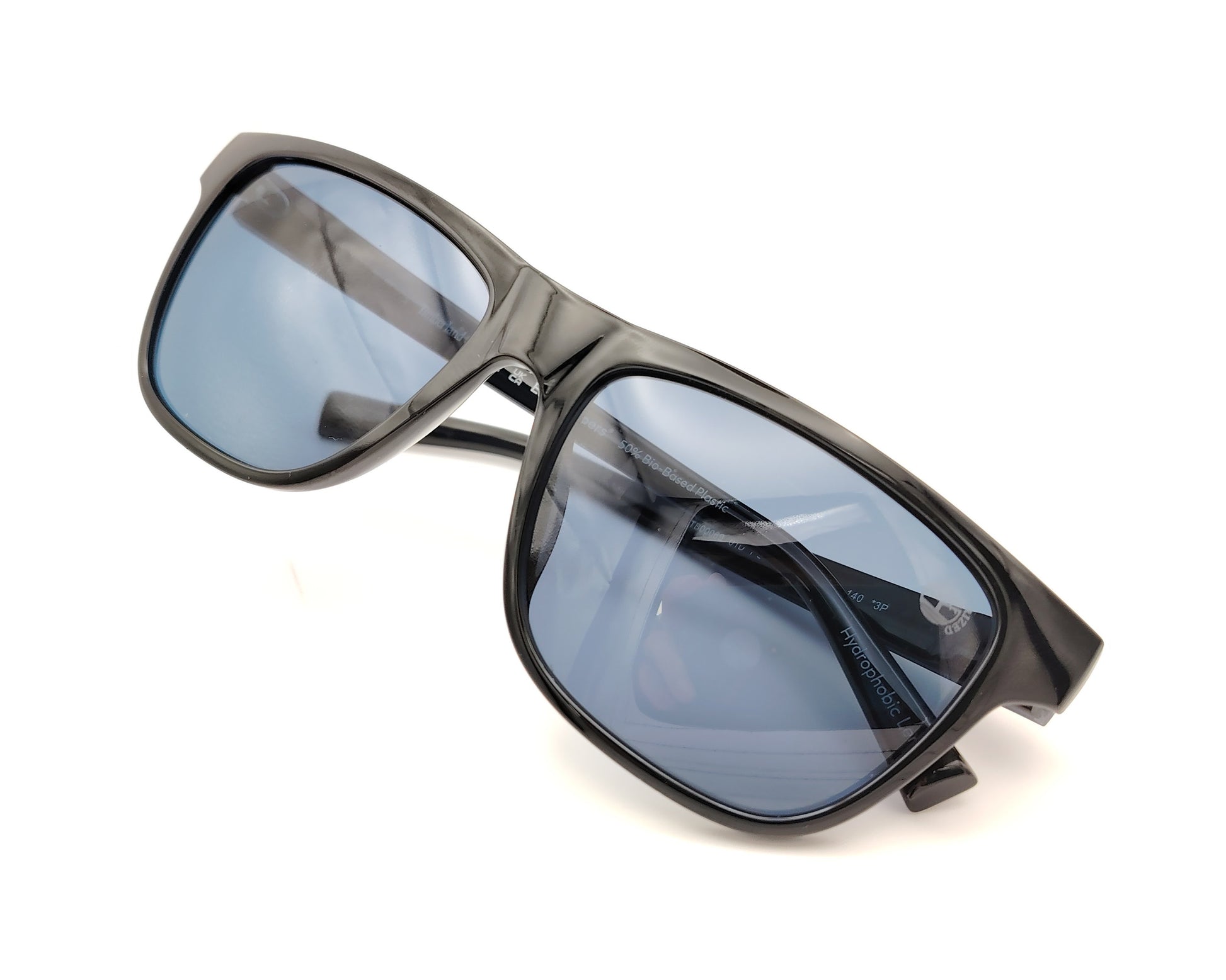 gafas de sol negras polarizadas con lentes azul y diseño rectangular