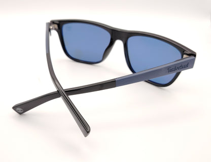 gafas de sol negras polarizadas con lentes azul y diseño rectangular