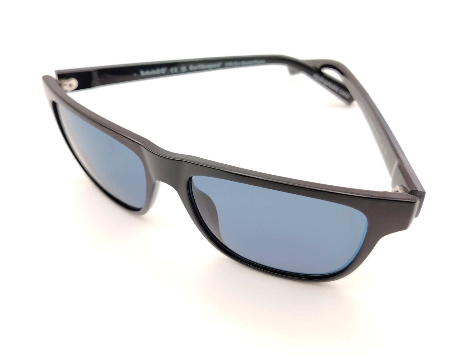 gafas de sol negras polarizadas con lentes azul y diseño rectangular