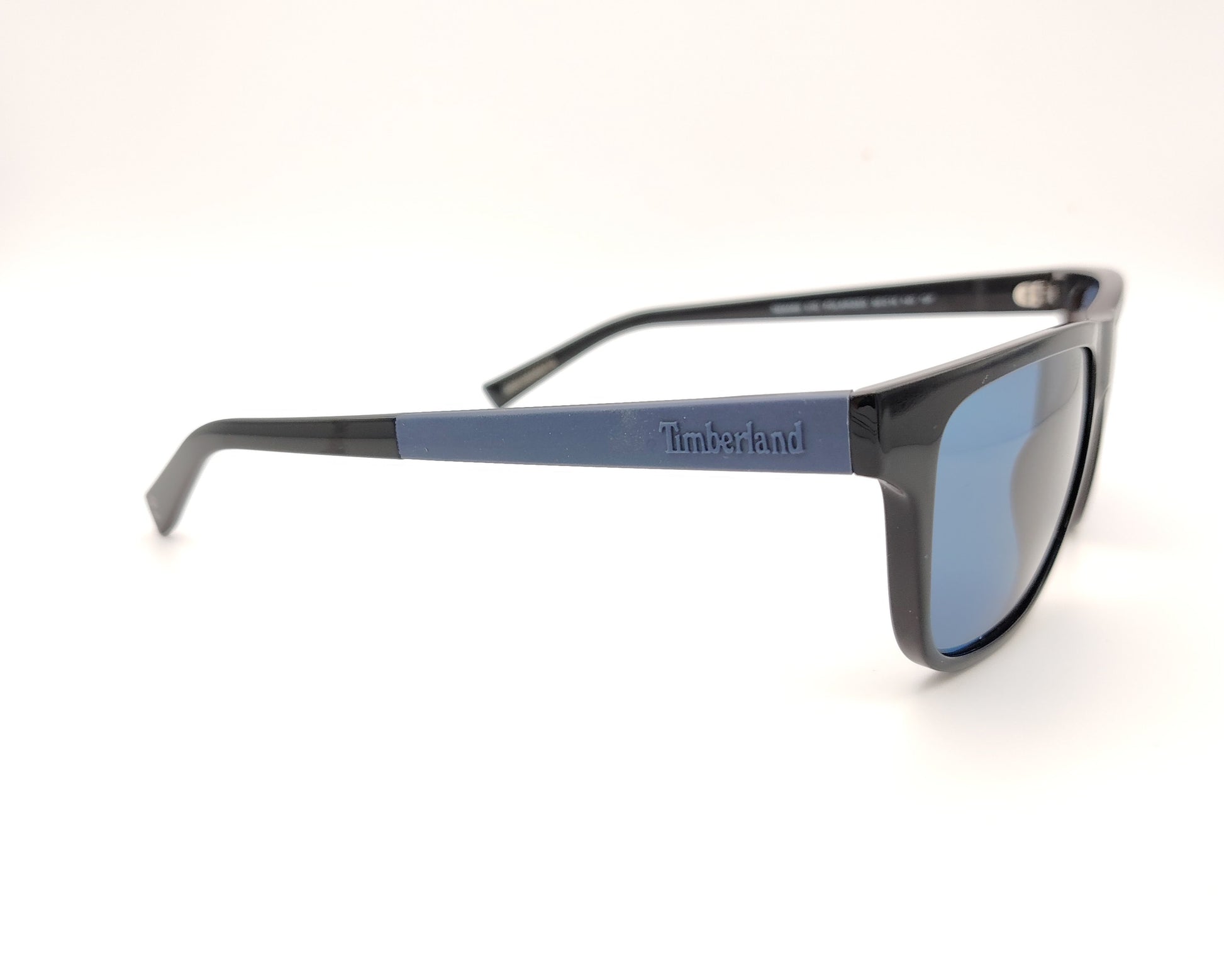 gafas de sol negras polarizadas con lentes azul y diseño rectangular