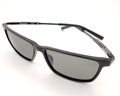 gafas de sol negras polarizadas con lentes gris y diseño rectangular moderno