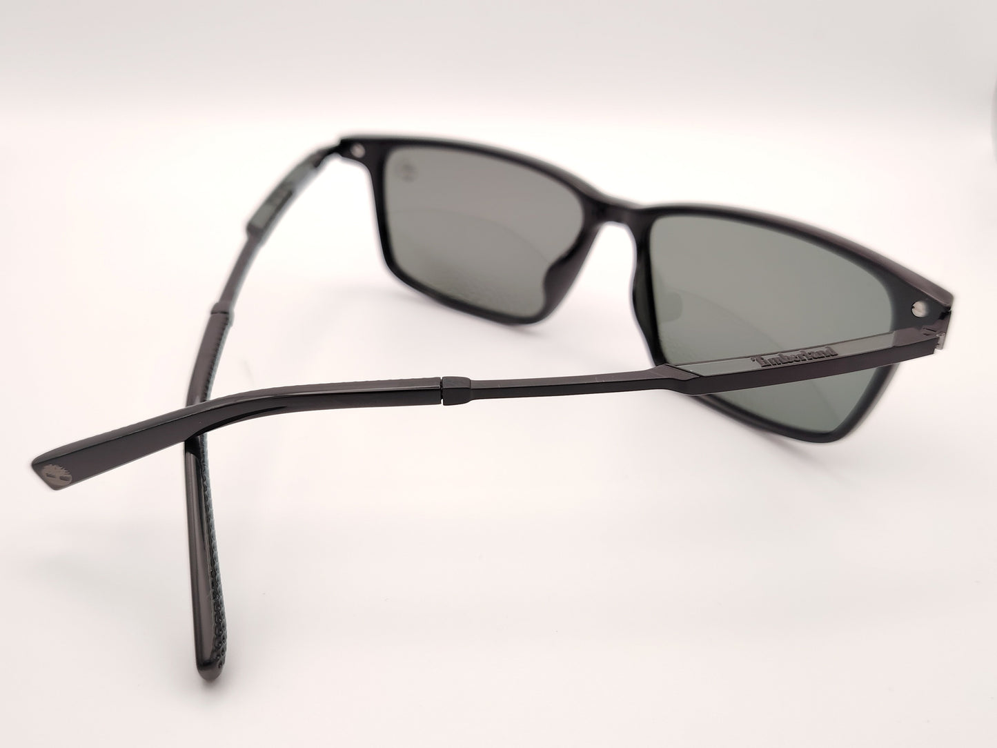 gafas de sol negras polarizadas con lentes gris y diseño rectangular moderno