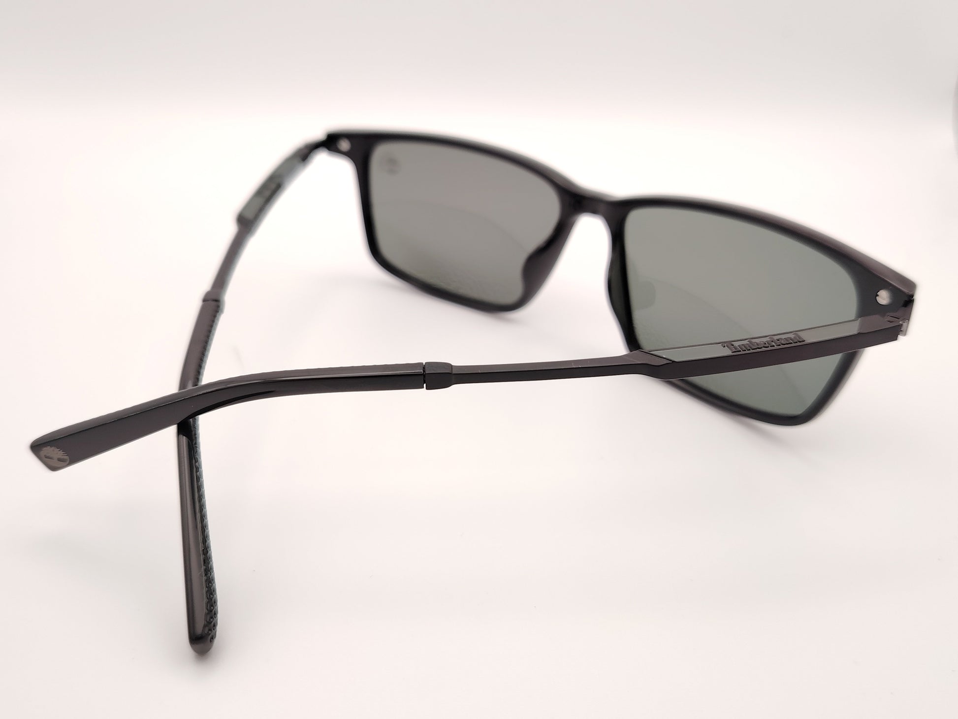 gafas de sol negras polarizadas con lentes gris y diseño rectangular moderno