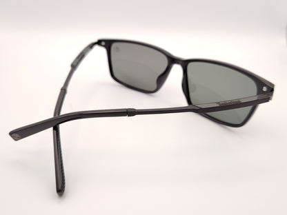 gafas de sol negras polarizadas con lentes gris y diseño rectangular moderno