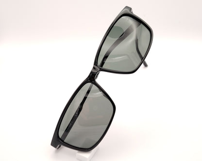gafas de sol negras polarizadas con lentes gris y diseño rectangular moderno