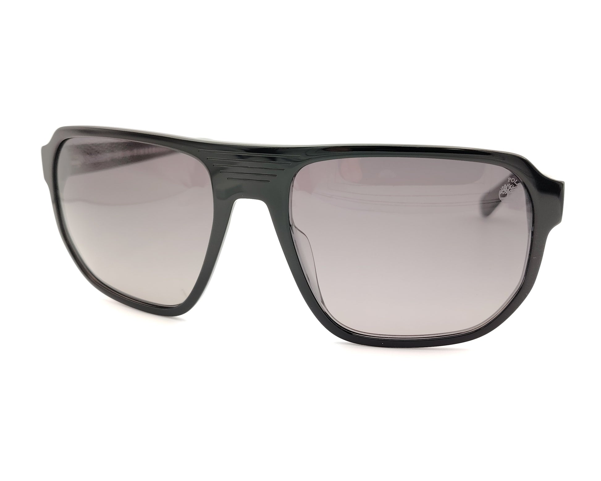 gafas de sol gris oscuro polarizadas con lentes gris degradado y montura grande deportiva