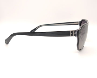 gafas de sol gris oscuro polarizadas con lentes gris degradado y montura grande deportiva