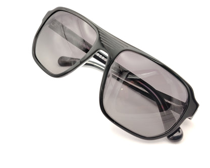 gafas de sol gris oscuro polarizadas con lentes gris degradado y montura grande deportiva