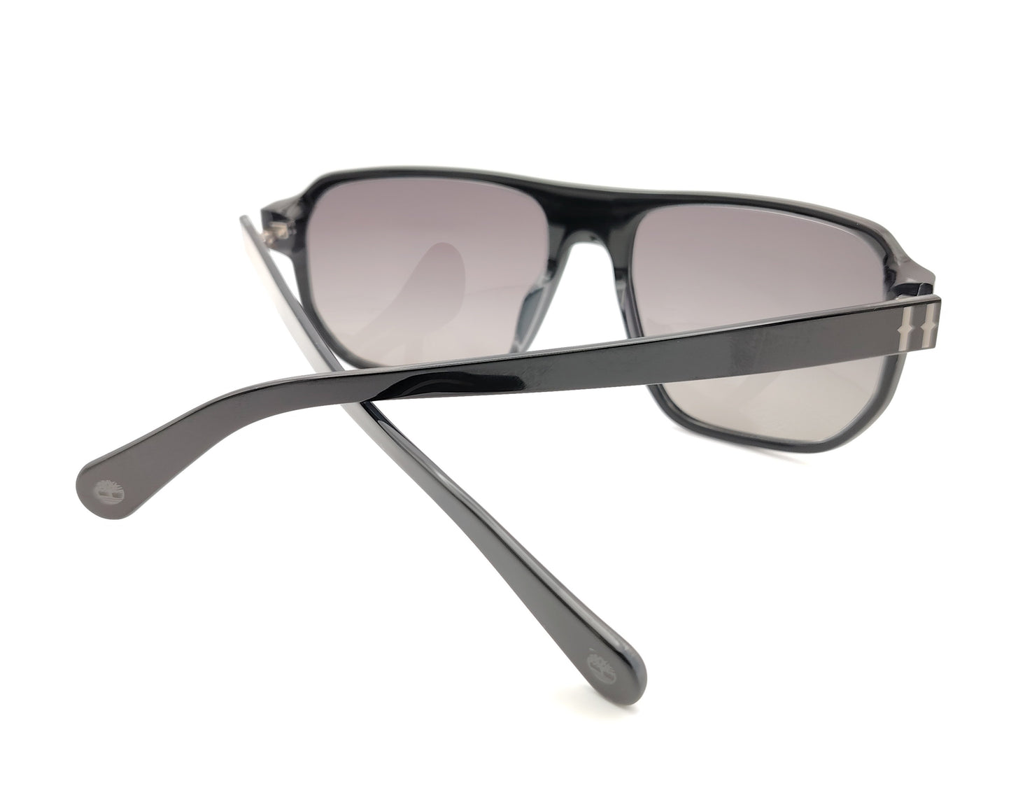 gafas de sol gris oscuro polarizadas con lentes gris degradado y montura grande deportiva