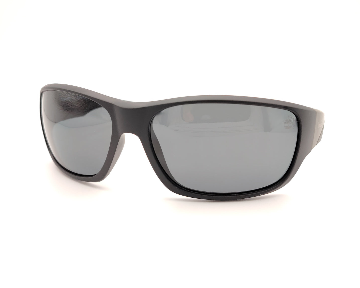 gafas de sol en negro mate polarizadas con diseño envolvente y lentes gris