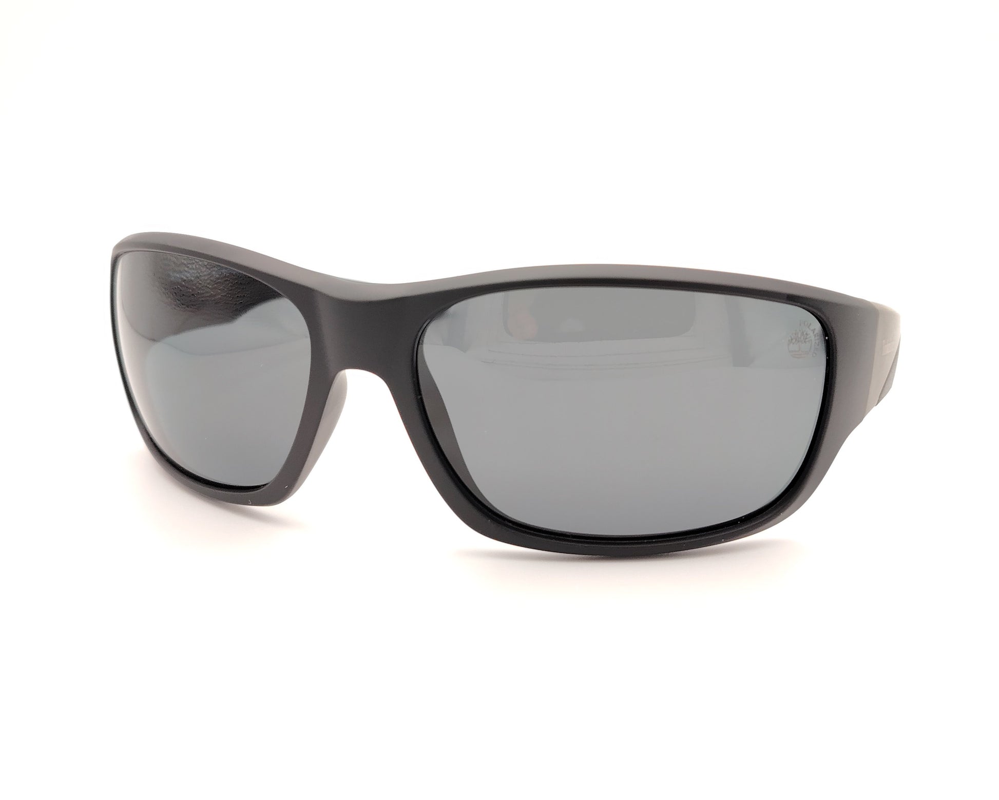 gafas de sol en negro mate polarizadas con diseño envolvente y lentes gris