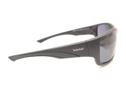 gafas de sol en negro mate polarizadas con diseño envolvente y lentes gris