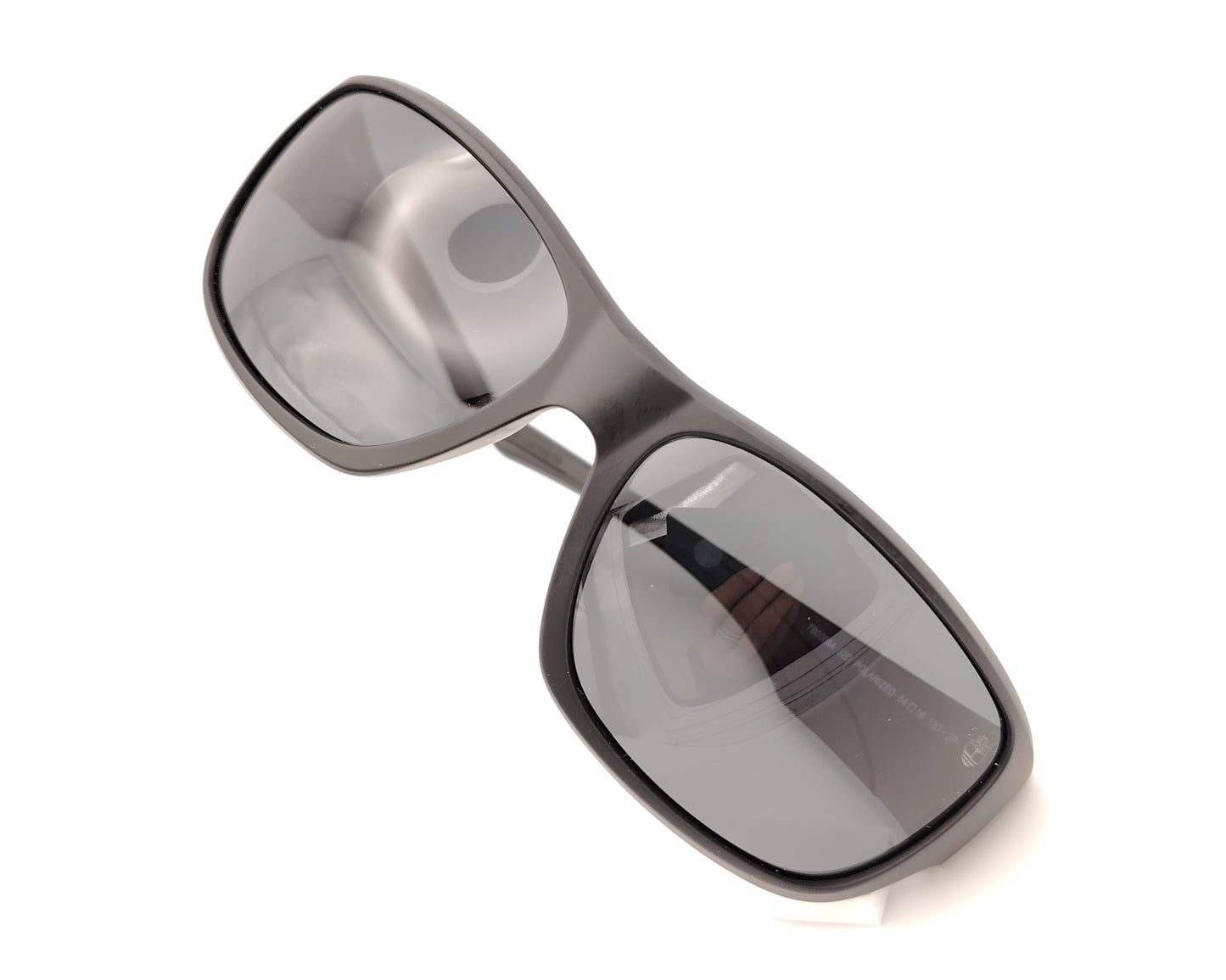 gafas de sol en negro mate polarizadas con diseño envolvente y lentes gris