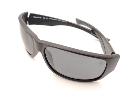 gafas de sol en negro mate polarizadas con diseño envolvente y lentes gris