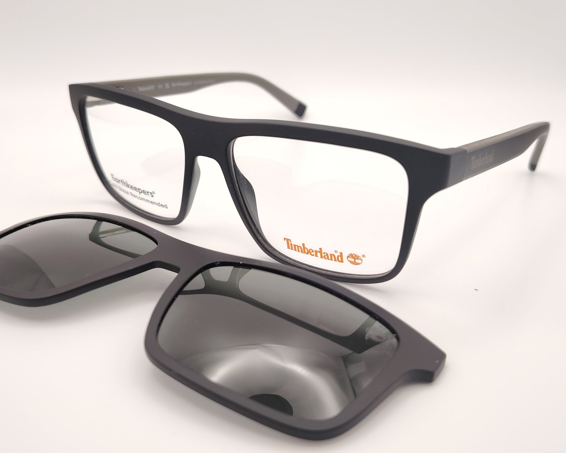 gafas de vista timberland tb5008 002 con clip solar magnético un diseño práctico y versátil que combina estilo y funcionalidad la montura ligera de forma cuadrada que permite un ajuste cómodo mientras que el clip solar con lentes polarizadas se acopla fácilmente con imanes ofreciendo una solución perfecta para la vida diaria