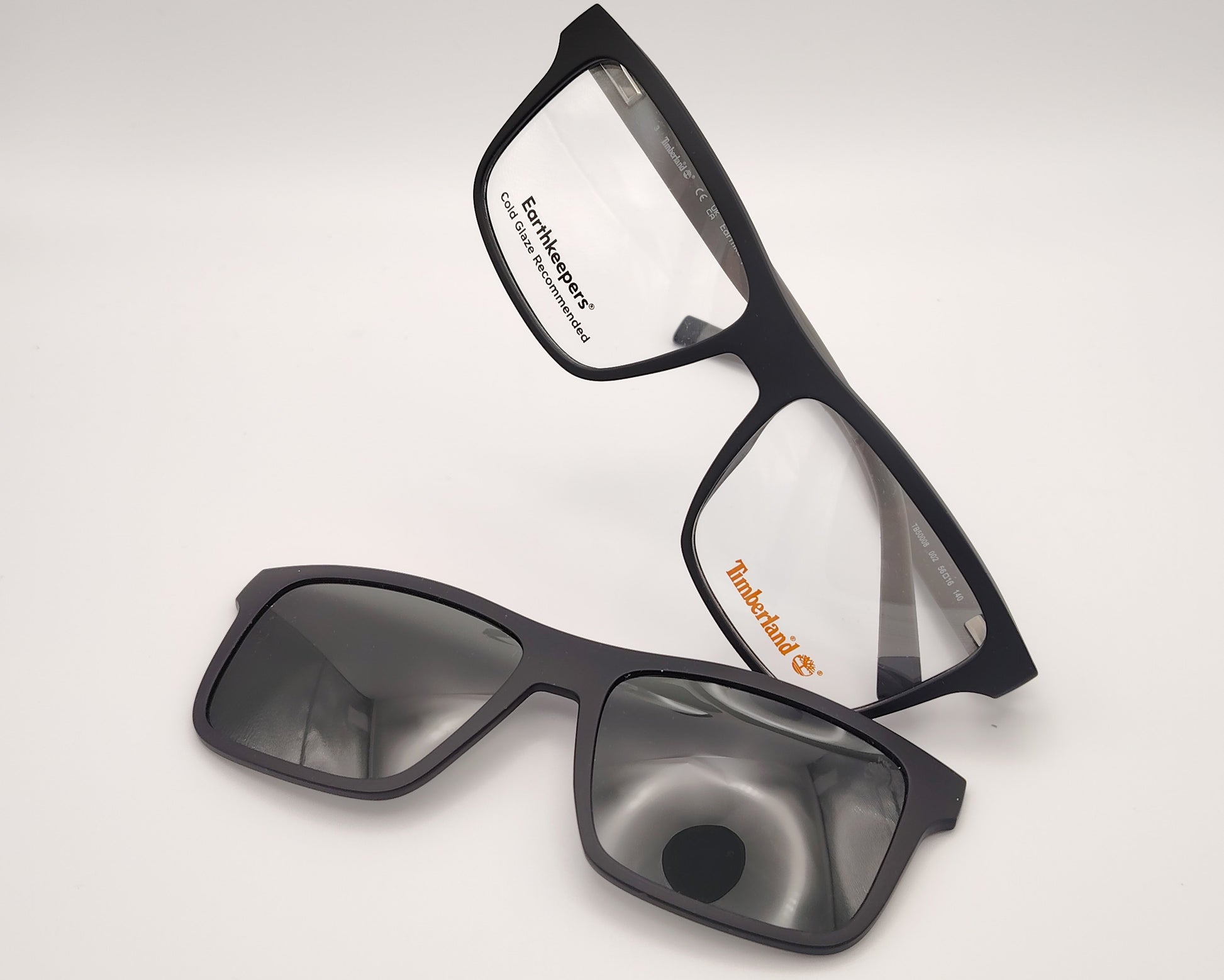 gafas de vista timberland tb5008 002 con clip solar magnético un diseño práctico y versátil que combina estilo y funcionalidad la montura ligera de forma cuadrada que permite un ajuste cómodo mientras que el clip solar con lentes polarizadas se acopla fácilmente con imanes ofreciendo una solución perfecta para la vida diaria