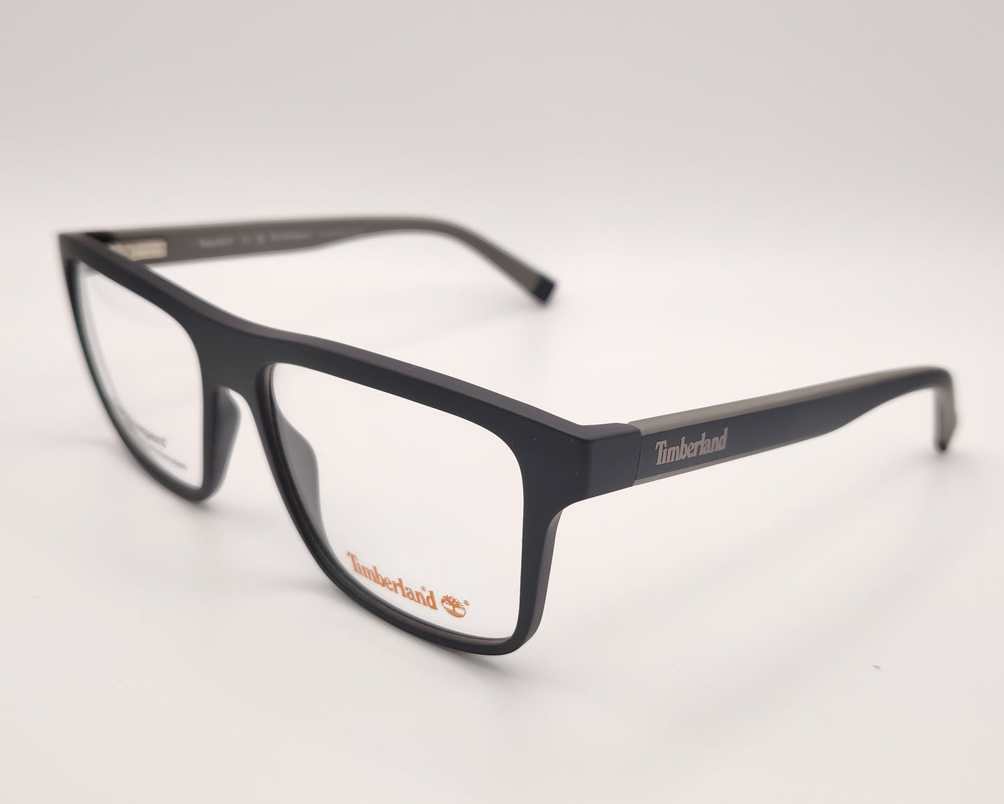 gafas de vista timberland tb5008 002 con clip solar magnético un diseño práctico y versátil que combina estilo y funcionalidad la montura ligera de forma cuadrada que permite un ajuste cómodo mientras que el clip solar con lentes polarizadas se acopla fácilmente con imanes ofreciendo una solución perfecta para la vida diaria