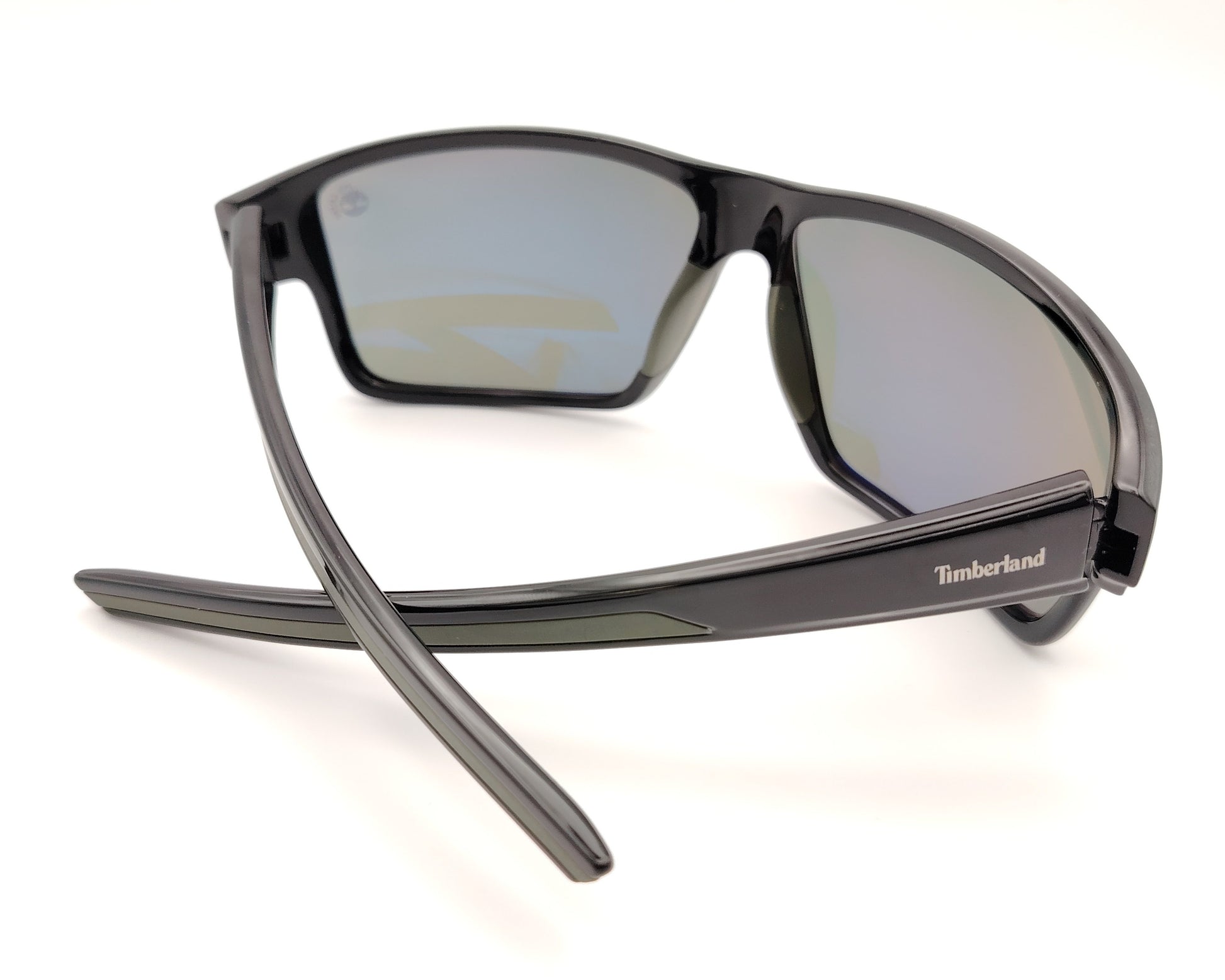 gafas de sol negras polarizadas con lentes gris y diseño deportivo envolvente