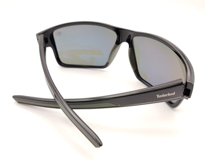gafas de sol negras polarizadas con lentes gris y diseño deportivo envolvente