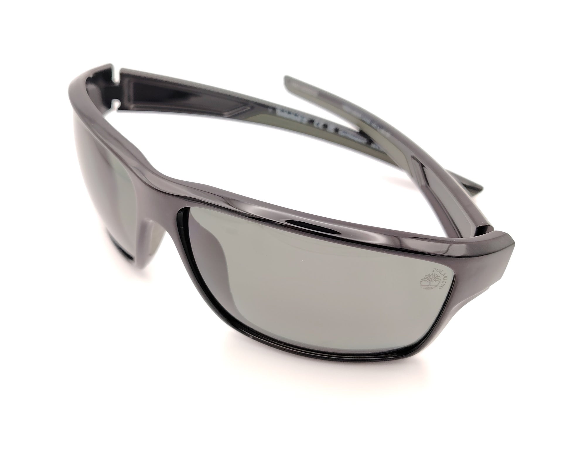 gafas de sol negras polarizadas con lentes gris y diseño deportivo envolvente